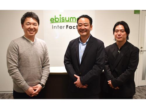 写真左からインターファクトリーの三石祐輔取締役、マクロジの上田隆太社長、赤松康平副社長